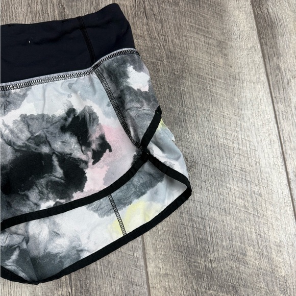 Lululemon Speed Shorts‎ - Picture 2 of 16